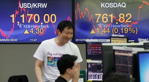 원·달러 환율이 전날보다 4.3원 오른 1,170원에 거래를 마감한 3일 오후 서울 중구 KEB하나은행 딜링룸에서 딜러들이 업무를 보고 있다. (사진=뉴시스) 