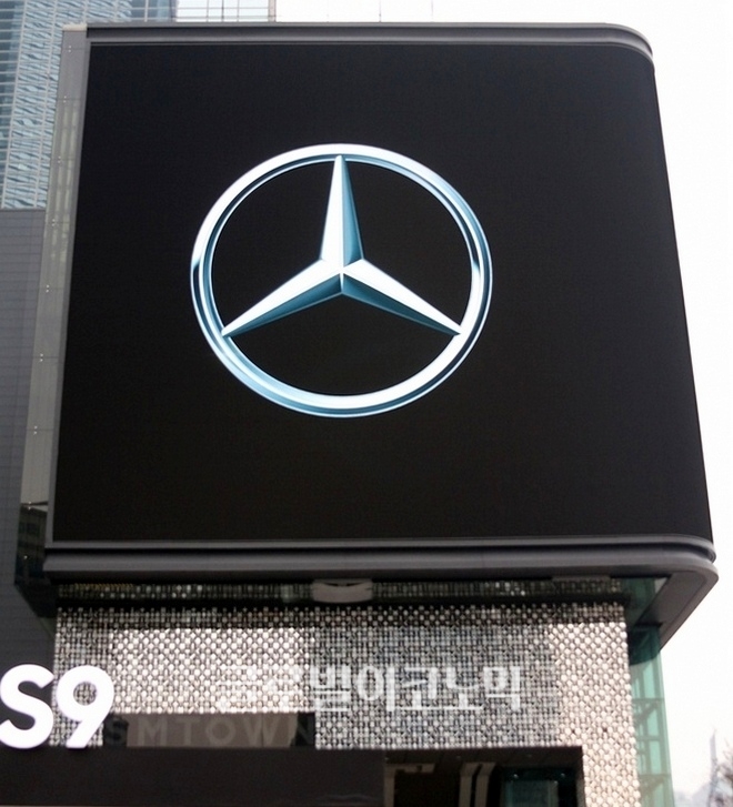 벤츠는 홍보도 강화한다. 벤츠는 서울 삼성동 SM타운의 미디어 월에서 자사 엠블럼을 꾸준히 노출하고 있다.