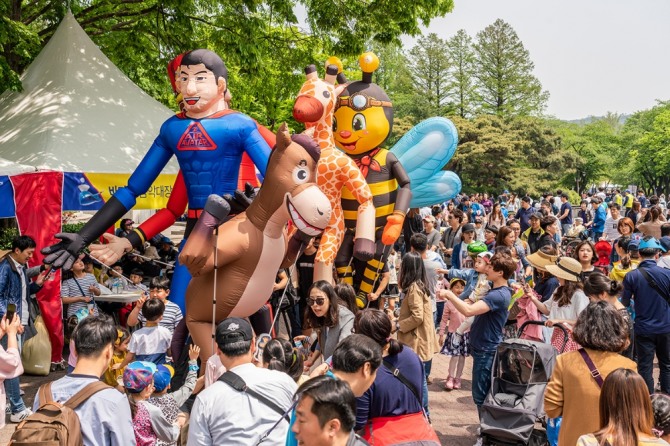 가족들이 어린이대공원 서울동화축제에서 즐거운 시간을 보내고 있다. 사진=서울시