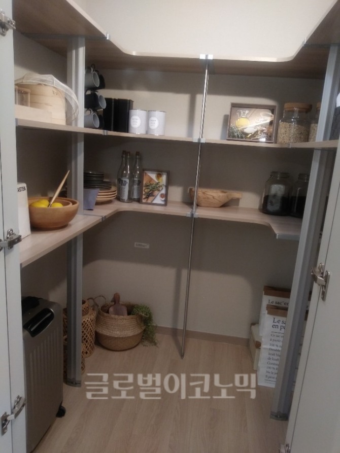 여성 고객들에게 긍정적인 반응을 받았던 주방 팬트리 모습 사진=오은서 기자