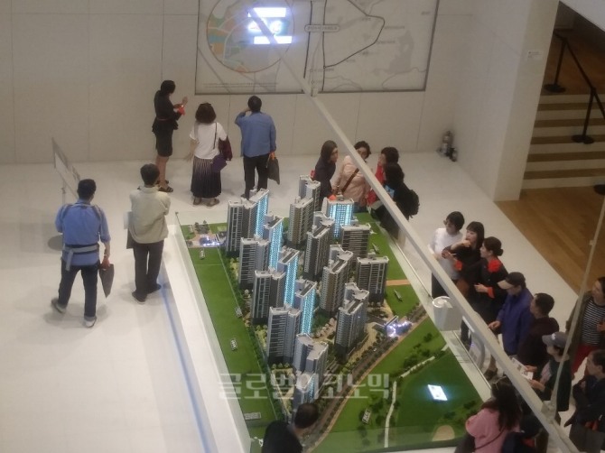 주택 모형도를 둘러보고 있는 방문자들의 모습 사진=오은서 기자
