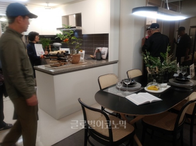 주방상판이 대리석으로 설치돼 '마감재'에 대한 호평을 받았던 공간 사진=오은서 기자