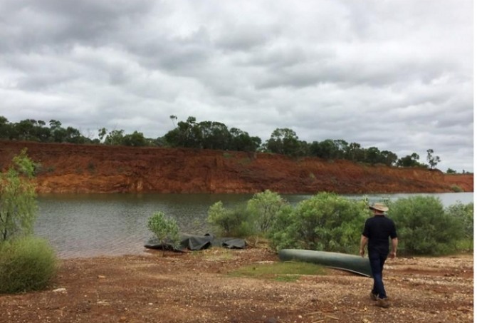 마인즈사의 한 근로자가 오스트레일리아 퀸즈랜드주의 니켈광산을 살펴보고 있다. 사진=로이터/뉴스1