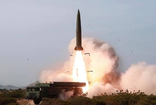 북한판 이스칸데르 전술지대지미사일  KN-23이 발사되고 있다. 사진=조선중앙통신