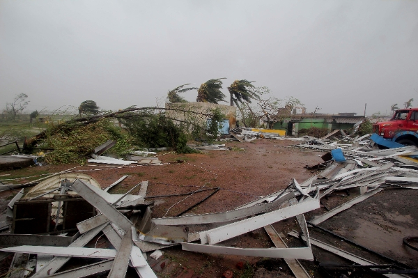 지난 3일 사이클론 파니가 인도 오디샤 주 해안 동부를 강타해 푸리 도로에 구조물들이 무너져 있다. 사진=뉴시스
