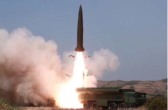 '북한판 이스칸데르' 미사일로 추정되는 전술유도무기가 날아가고 있다. 사진=뉴시스