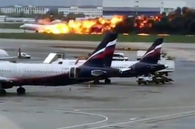 러시아 아예로플로트 항공사 소속 여객기가 5일(현지시간) 화재에 휩싸인 채 모스크바 셰레메티예보 공항에 비상착륙하고 있다. 사진=뉴시스