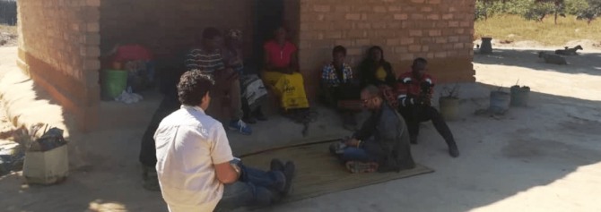AB인베브 직원이 잠비아 농민에게 블록체인 기술에 대해 설명하고 있다. 사진=AB인베브