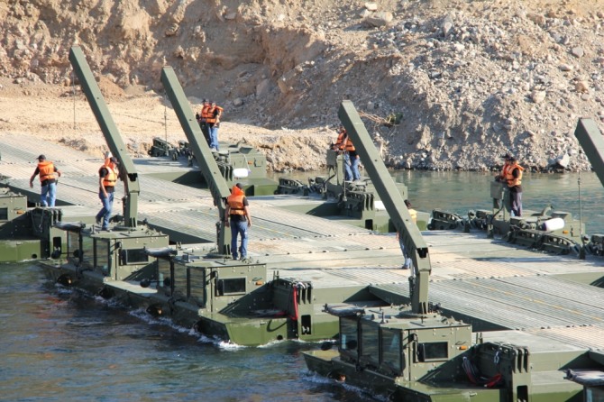 AABB를 여러 대 연결해 부교를 구축한 모습.사진=FNSS