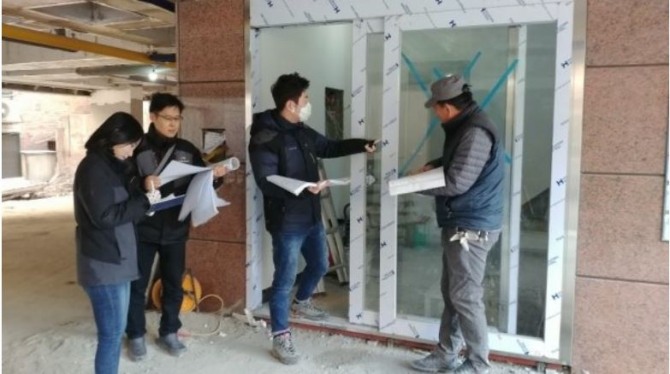 서울주택도시공사(SH) 직원들이 매입임대주택 품질을 점검하고 있는 모습. 사진=서울시