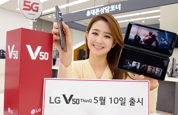 LG전자가 오는 10일 5G 스마트폰 LG V50 씽큐(ThinQ)를 국내 출시한다. 출고가는 119만 9000 원이다. LG전자는 이같은 내용으로 이동통신 3사와 오픈마켓, LG베스트샵 등 자급제 채널을 통해 LG V50 씽큐를 출시한다고 8일 밝혔다.