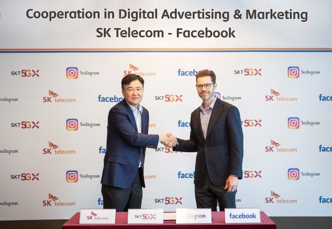 SK텔레콤은 8일 오전 서울 을지로 본사에서 하형일 자사 통합서비스혁신센터장(왼쪽)과 짐 스콰이어스 인스타그램 비즈니스&미디어 부사장이 만나 디지털 광고·마케팅 분야에서 상호 협력하기로 합의했다고 밝혔다. 
