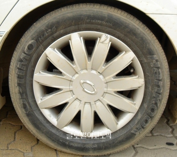 교체 시기가 지난 타이어를 끼고 고속으로 달리다 타이어가 파손될 경우 대형 사고를 일으킬 수 있다.