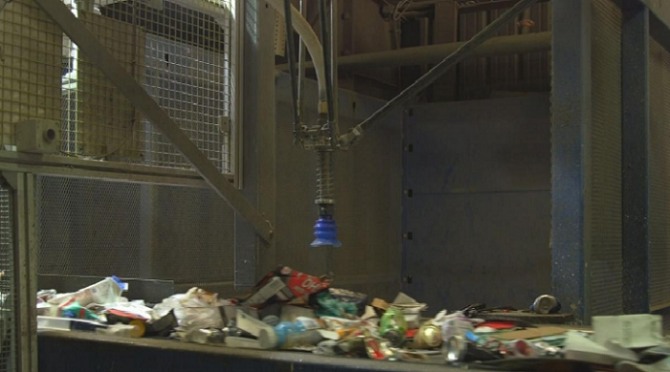 미국 콜로라도 덴버의 알바인 쓰레기 재활용처리장에서 도입된 쓰레기 분류 로봇 ‘클라크'. 