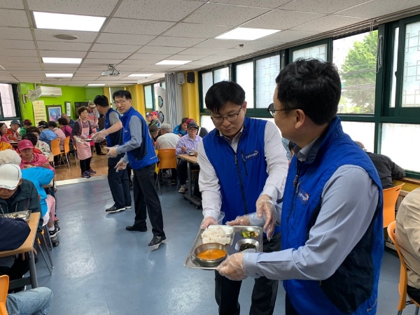9일 금투협 임직원들이  영등포구 신길동 소재 ‘장애인사랑 나눔의 집’을 방문해 점심배식 봉사활동을 실시했다.