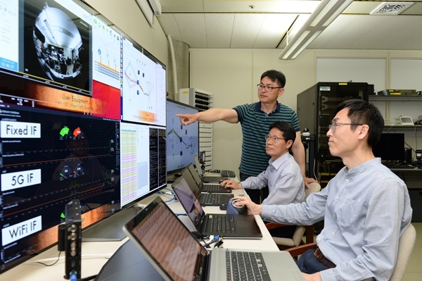 ETRI 연구진이 다중 엑세스 트래픽 결합기술을 연구하고 있는 모습. 사진 좌측부터 김재호 책임연구원, 김창기 책임연구원, 하정락 책임연구원(사진=ETRI)
