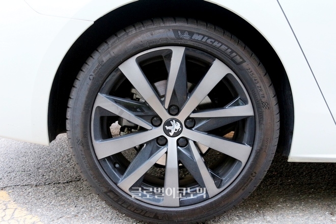 508 GT라인 18인치 미쉐린의 폭 235㎜, 편평비 45%의 타이어를 장착해 속도에 전혀 밀리지 않고 정교한 핸들링과 코너링을 보여줬다.