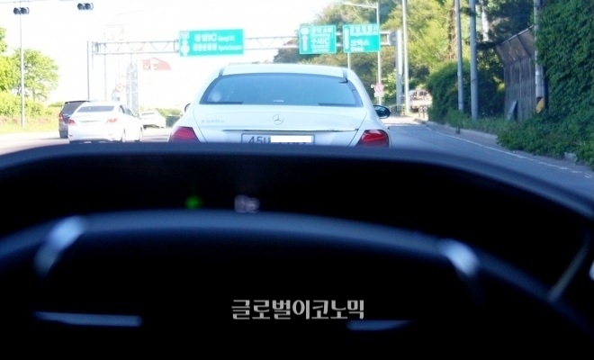 푸조 508 GT라인은 시승 중 만난 벤츠 220d, 랜드로버 디스커버리, 재규어 F페이스, BMW 5시리즈 등에도 주행 성능이나 디자인에서 전혀 뒤지지 않았다.