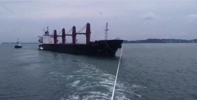 인도네시아에 억류된 북한 선박 ‘와이즈 어네스트'호가 지난 3월 27일 발릭파판 인근 억류지점에서 예인선에 이끌려 이동하고 있다.사진=VOA