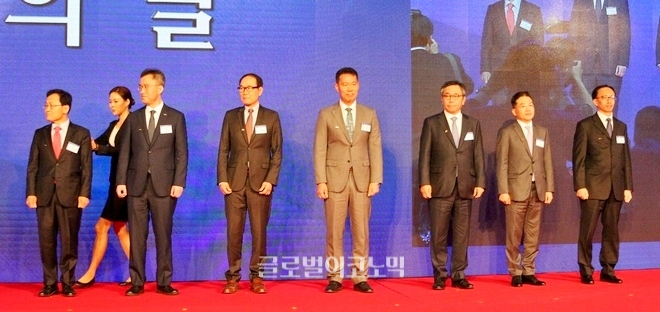 이날 행사에서 관련 산업 발전에 기여한 공로자 7명이 대통령 표창(왼쪽 4명)과 국무총리 표창(오른쪽 3명)을 각각 받았다.