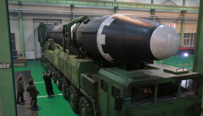 북한의 대륙간탄도탄(ICBM) 화성-15형 미사일 앞에서 김정은이 지도하고 있다. 사진=뉴시스