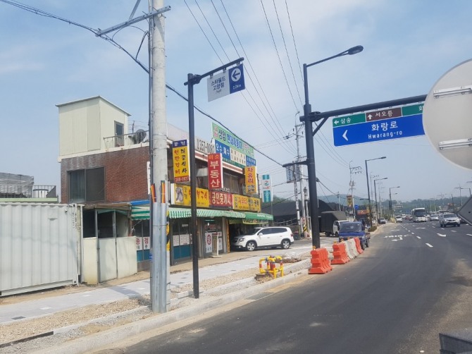 용두동 버스정류장 인근에 위치한 식당 및 상가들. 사진=김하수 기자