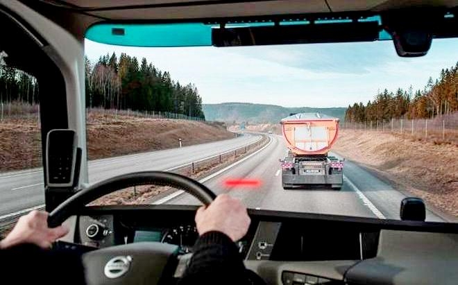 볼보트럭은 트럭 운전자들의 안전 거리 확보를 돕기 위해 최신 안전 솔루션인 ‘전방충돌경고장치’를 탑재한다. 사진=볼보트럭