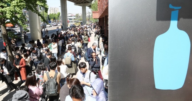 지난 3일 오전 서울 성동구 성수동에 미국 커피브랜드 블루보틀의 한국 1호점인 블루보틀커피 성수점의 개장을 앞두고 시민들이 매장 앞에서 길게 줄서서 기다리고 있다. 사진=뉴시스