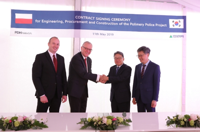 11일(현지시간) 폴란드에서 열린 폴리머리 폴리체 PDH/PP 플랜트 계약식에서 현대엔지니어링 김창학 사장(오른쪽 두번째)과 발주처인 아조티 그룹의  안드제이 니에빈스키 대표(왼쪽 두번째)가 서명을 마치고 기념사진을 찍고 있다. 사진=현대엔지니어링