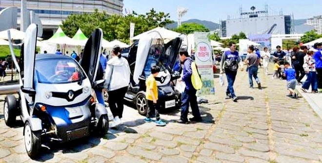 르노삼성은 지난 주말 부산 사직종합운동장에서 열린 일자리 정책박람회 ‘일루와 페스티벌’에 참가해 소형 전기차 르노 트위지를 전시했다. 사진=르노삼성