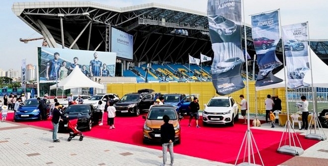 한국GM은 인천유나이티드 프로축구단과 인천축구전용경기장에서 ‘쉐보레 데이’ 이벤트를 지난 주말 개최했다. 사진=한국GM