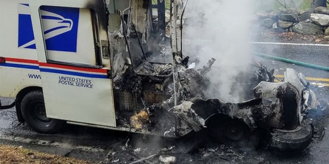 뉴욕 소머스에서 우편 배달 트럭에 화재가 발생해 거의 전소되다시피 했다. 사진=Jonathan Jusino