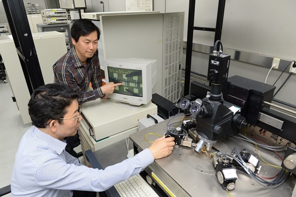 ETRI 연구진이 개발한 산화갈륨 전력반도체 모스펫(MOSFET)의 측정을 위한 셋업 모습. 좌로부터 문재경 책임연구원, 장우진 책임연구원(사진=ETRI)