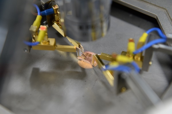 ETRI 연구진이 공정이 완료된 산화갈륨 전력반도체 온-웨이퍼를 측정하는 모습(사진=ETRI)