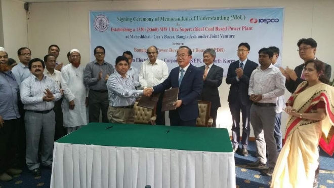 지난 2016년 8월 방글라데시에서 한국전력공사와 방글라데시전력청(BPDB)이 모헤시칼리 석탄화력발전소 건설 업무협약을 체결하는 모습. 사진=주방글라데시 한국대사관