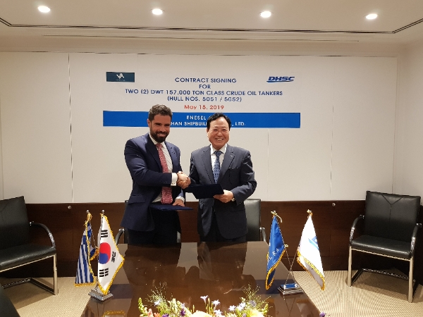 박용덕 대한조선 사장(오른쪽)과 에네셀 필리포 리모스 대표가 15일 선박 건조 계약에 서명 후 기념사진을 촬영하고 있다. 사진=대한조선