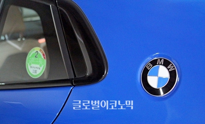  X2 M은 연비 2등급(14,2㎞에/ℓ)에 이산화탄소 배출량이 133g/㎞으로 친환경 차량이다. X2 M은 좌우측 C 필러 부근에 BMW 엠블럼을 가져 여느 모델과는 다른 모습이다.
