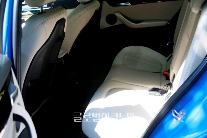 X2 M의 1열은 고급스럽고 세련됐으며, 2열 레그룸은 신장 180∼190㎝ 사이의 탑승객이 타도 큰 불편함 없이 장거리 여행이 가능하다.