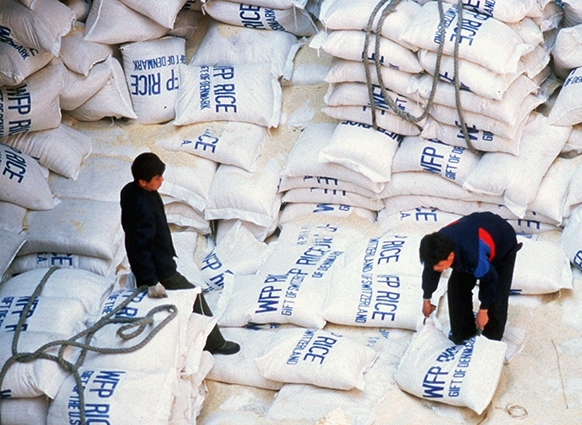 세계식량계획(WFP)이 지원한 쌀을 북한 노동자들이 남포항에서 하역하고 있다. 사진=RFA
