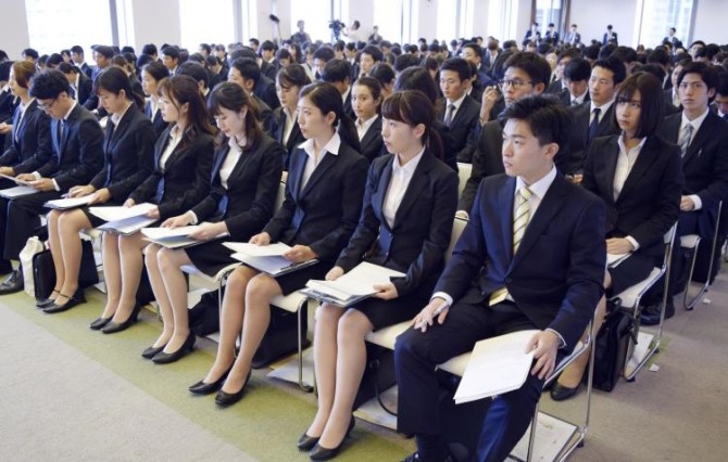 일본은 대졸자와 고졸자가 완전고용 수준에 도달하고 가계소득이 늘어났지만 가계는 소비지출을 줄이고 있는 것으로 나타났다. 사진은 일본 대졸사원들의 오리엔테이션 모습.
