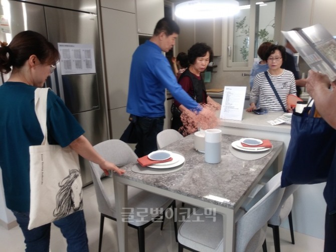 과천자이 견본주택에서 4인용 식탁을 둘러보는 고객. 사진=오은서 기자