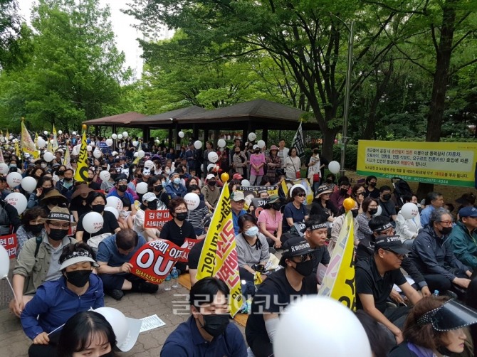 18일 고양 일산서구 지하철3호선 주엽역 부근 주엽공원에서 '3기신도시 반대' 2차 집회에 참석한 일산·운정·검단 신도시 주민들이 3기신도시 즉각 철회를 요구하며 연좌시위를 벌이고 있다. 사진=김하수 기자