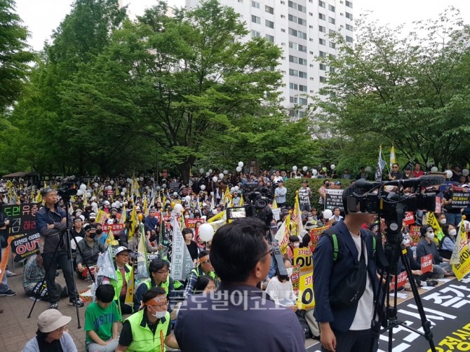 18일 고양 일산서구 지하철3호선 주엽역 부근 주엽공원에서 '3기신도시 반대' 2차 집회에 700~800명 가량 참석한 가운데 글로벌이코노믹 등 언론사들도 현장을 취재하고 있다. 사진=김하수 기자