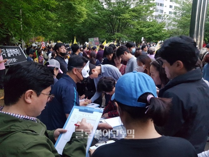 18일 고양 일산서구 지하철3호선 주엽역 부근 주엽공원에서 '3기신도시 반대' 2차 집회를 주도한 일산·운정·검단 신도시연합회 측이 주민들과 행인을 대상으로 '3기신도시 즉각 철회' 지지서명을 받고 있다. 사진=김하수 기자