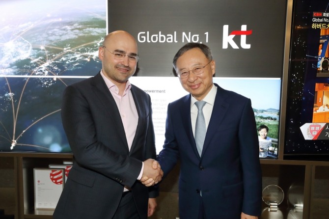 17일 러시아 모바일텔레시스템즈(MTS)그룹 CEO(왼쪽)와 황창규 KT 회장이 기념 촬영을 하고 있다.