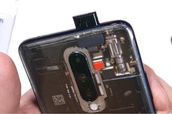 원플러스 7프로의 뒷면 플라스틱 커버의 안쪽에 있던 청색 라미네이트를 제거하고 투명하게 닦아낸 뒷판을 본체에 다시 덧씌워 카메라를 작동시켜본 모습(사진=제리릭에브리씽)
