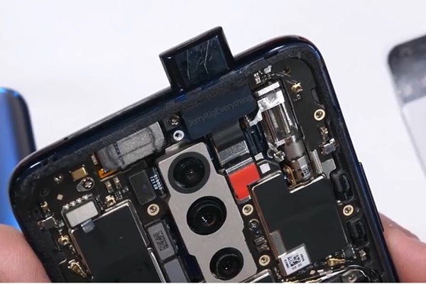 삼성에 이어 인도시장 슈퍼플래그십 2위인 원플러스의 최신 7프로 폰 분해 모습.팝업카메라 오른쪽 아래에 스프링이 보인다. 뒷면에 LG G8을 흉내낸 트리플카메라도 보인다. (사진=제리릭에브리씽)