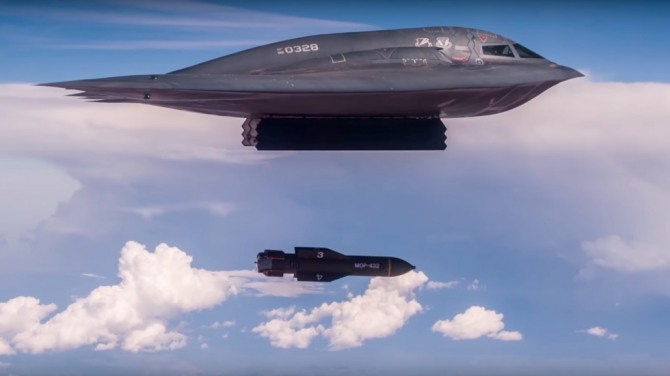 벙커버스터를 투하고 있는 미국의 B-2 스텔스 폭격기.사진=미국공군