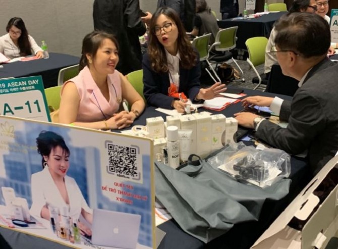 베트남 화장품 회사인 엑스도리스가 '2019아시안데이'에 참가해 딜러들과 화장품 수출 상담을 하고 있다.