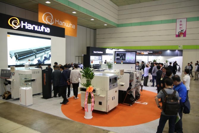 지난 15일부터 17일까지 서울 삼성동 코엑스에서 열린 '한국 전자 제조산업 전시회'에 방문한 관람객들이 한화정밀기계 전시관을 둘러보고 있다. 사진=한화정밀기계